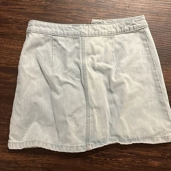 H&M Divided Women's Size 6 Light Wash Button Up Mini Jean Skirt - Picture 5 of 6